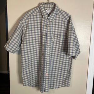 Columbia short sleeve button down shirt. Size men’s Large. 100% cotton.